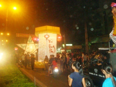 Nhiều đèn lồng, đèn ông sao cỡ lớn biểu diễn trên các tuyến phố.