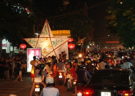 Hàng nghìn người dân đổ ra xem rước đèn trung thu (ảnh: Duy Tuyên).