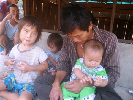 Vì gồng mình với miếng cơm mang áo mà trẻ em nơi vạn chài không bao giờ biết đến Tết trung thu.