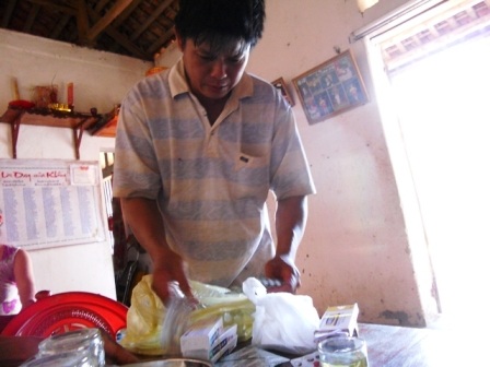 Ánh mắt thẫn thờ của anh Chiến khi nhìn đống thuốc mà con sẽ phải uống cả đời.