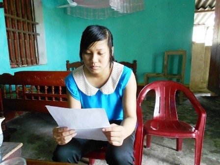 Nỗi lo xen lẫn sự vui buồn khi nhận được giấy nhập học.