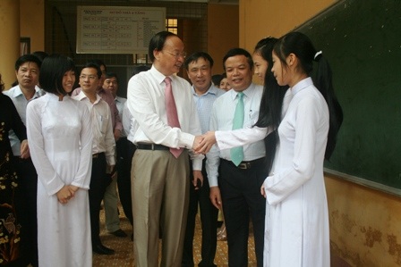 Đồng chí Tô Huy Rứa ân cần thăm hỏi, động viên học sinh nhà trường.