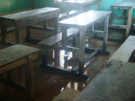 Nhiều điểm trường vẫn còn ngập nước.