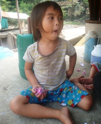 Bánh kẹo là thứ quà xa xỉ mà lũ trẻ không dám mơ dù là ngày Tết trung thu.