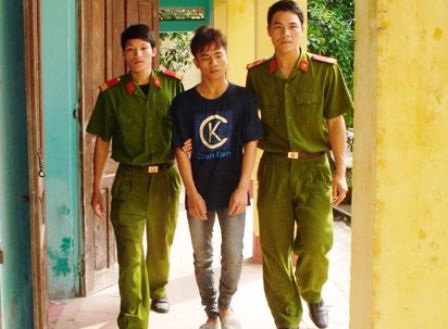 Vi phạm giao thông còn đe dọa cảnh sát - 1 Nguyễn Đình Tùng đang được đưa về cơ quan công an.
