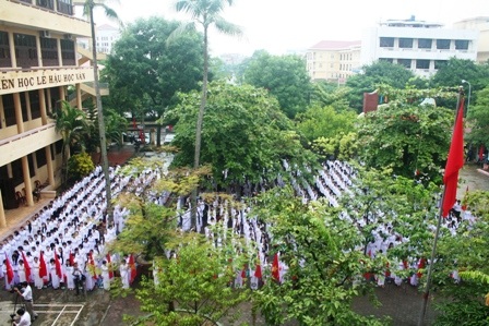 Hàng nghìn học sinh trường chuyên Lam Sơn khai giảng năm học mới.