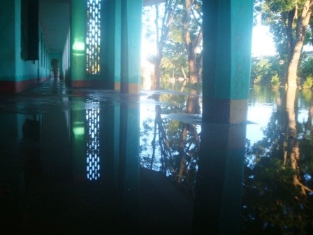 Nhiều điểm trường vẫn còn ngập nước.