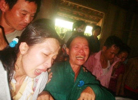 Nỗi đau của người thân các nạn nhân khi đón thi thể hai vợ chồng xấu số.