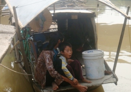 Hôm nay là Tết trung thu nhưng cậu bé này lại cùng mẹ chèo thuyền đi mò cua bắt ốc.