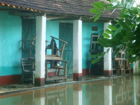 Bàn ghế vẫn còn phải xếp đống.