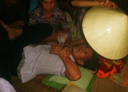 Bà Lê Thị Miên khóc ngất khi nhìn thấy thi hài các con.