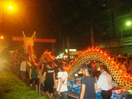  Trẻ em và rất đông người lớn nô nức theo đoàn diễu hành cùng đèn rồng và lân