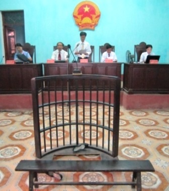  Mặc dù bị cáo được đưa đi cấp cứu nhưng TAND thị xã Tam Điệp vẫn tuyên án.