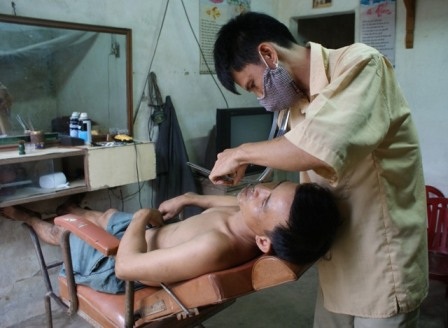  Từng động tác thuần thục như những người thợ bình thường.