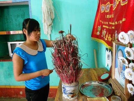 Hiền thắp nhang thành kính báo niềm vui đỗ Đại học cho bố mẹ nơi chín suối.