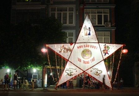 Một chiếc đèn ông sao trung thu khổng lồ trên phố Phú Sơn (ảnh: Duy Tuyên).