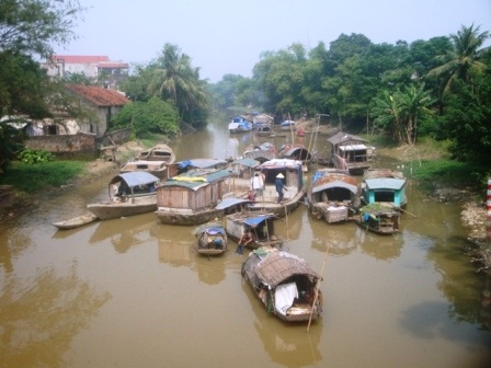 Một góc làng vạn chài dưới chân cầu Sâng.