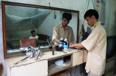  Tranh thủ lúc không có khách anh Dũng lau dọn lại đồ nghề.