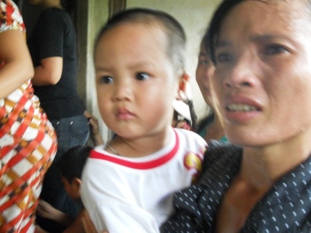 Đôi mắt thơ ngây của cháu Nguyễn Quang Tuấn Anh khi nhìn mọi người gào khóc.