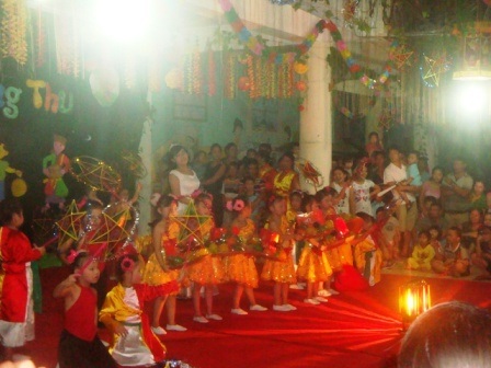 Các cháu diễn văn nghệ và vui Trung thu tại các nhà văn hóa.