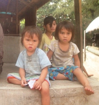  Ánh mắt buồn của lũ trẻ làng chài ngày Tết trung thu (ảnh: Đặng Tài).