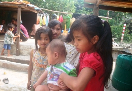  Ánh mắt buồn của lũ trẻ làng chài ngày Tết trung thu (ảnh: Đặng Tài).