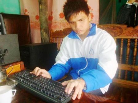 Niềm mong ước có sổ điểm và học bạ của cậu học trò mù hiếu học Vũ Văn Huấn sắp thành hiện thực.