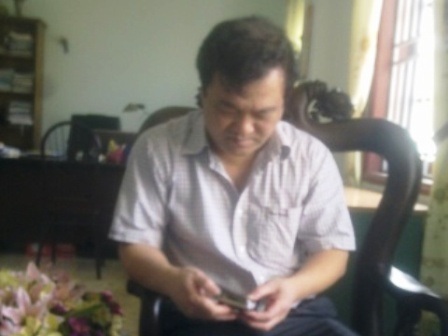 Phóng viên bị cán bộ Sở “tịch thu” máy ảnh khi tác nghiệp - 1 Ông Lê Ngọc Thanh đang kiểm tra máy ảnh của PV Trần Đại.