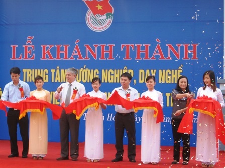 Lễ cắt băng khánh thành Trung tâm hướng nghiệp, dạy nghề và giới thiệu việc làm thanh niên.