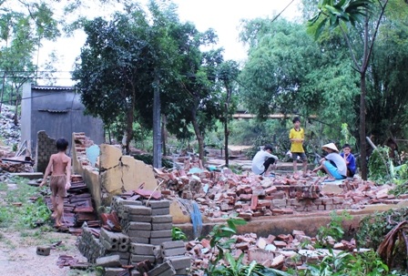 Nhà dân ở huyện Lang Chánh bị lũ cuốn sập.