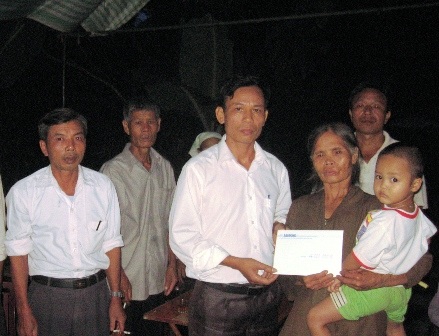 Chính quyền địa phương cùng một số đơn vị đến thăm hỏi, động viên gia đình bà Miên.