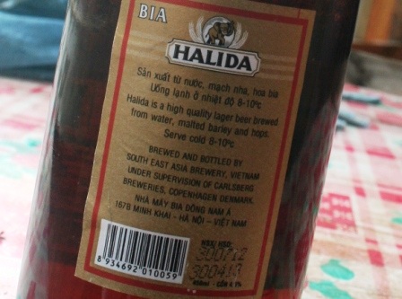 Trên nhãn mác của chai bia có ghi NSX/HSD là 300712/300413.