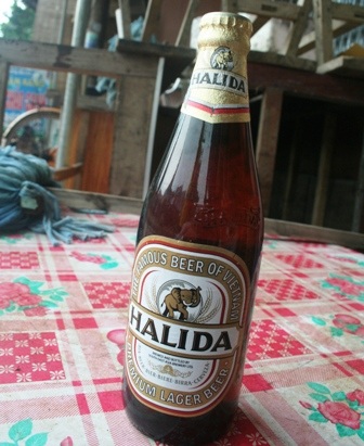 Chai bia dán nhãn Halida có vật thể lạ.