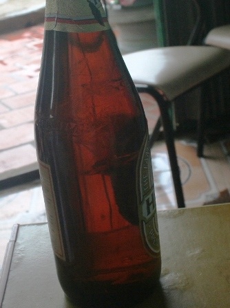 Vật thể lạ trong chai bia chưa mở.