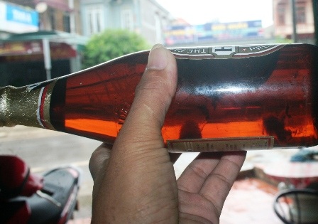 Vật thể lạ trong chai bia chưa mở.