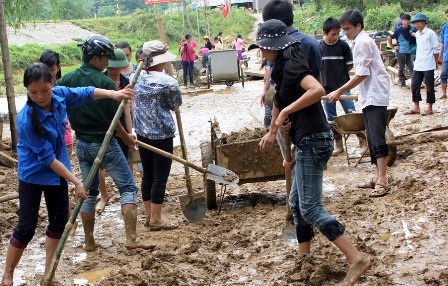 Các đoàn viên thanh niên giúp đỡ người dân và các đơn vị trường học khắc phục hậu quả.