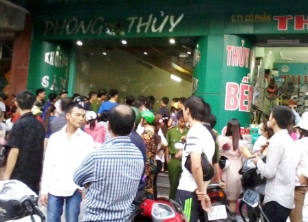 Người dân hiếu kỳ đến xem lệnh bắt Tuấn thần đèn.