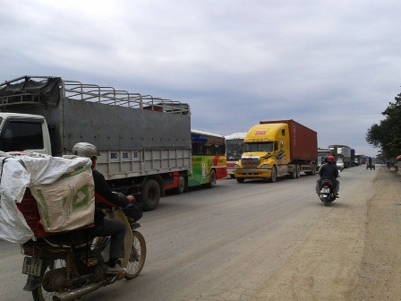 Sa ổ gà, một phụ nữ bị xe tải cán chết - 2 Vụ tai nạn cũng khiến quốc lộ 1A hướng lên trạm thu phí Tào Xuyên ùn tắc kéo dài.