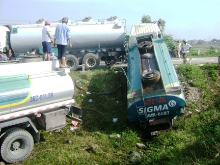 Phần đuôi chiếc xe chở xăng bị hất tung khỏi đầu xe