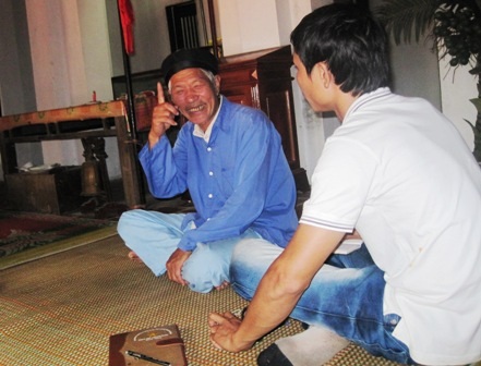 Ông Nguyễn Văn Vẹn - người trông coi Phủ thờ kể chuyện về sự tích cá Ông.