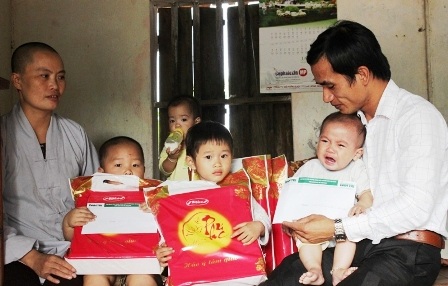 PV báo Dân trí tặng quà Tết trung thu đến các bé họ Nhân.