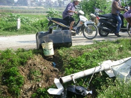 Thùng xăng của chiếc xe bị bật ra khỏi xe bay ra xa