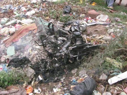 Chiếc xe máy của 2 tên cẩu tặc bị đốt chạy rụi