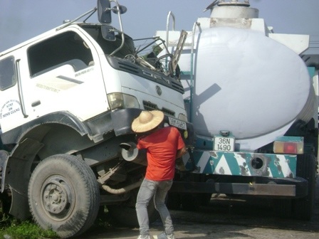 Sau vụ tai nạn một chiếc xe chở xăng khác phải đến hút xăng từ chiếc xe gặp nạn