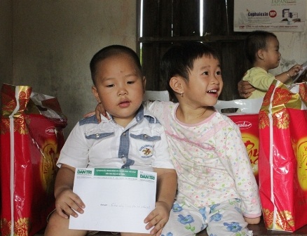 Hai bé Quyết Trung và Quyết Trí hiện nay đã đi học lớp mầm non 3 tuổi.