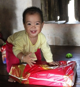 Bé Nhân Sinh vui cười với món quà trung thu.