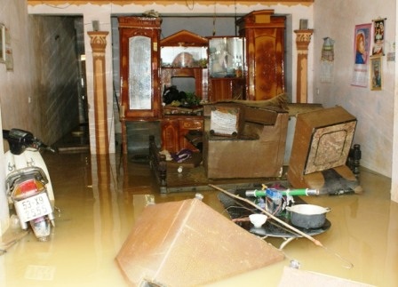 Đê vỡ, nước tràn vào quá nhanh khiến người dân trở tay không kịp