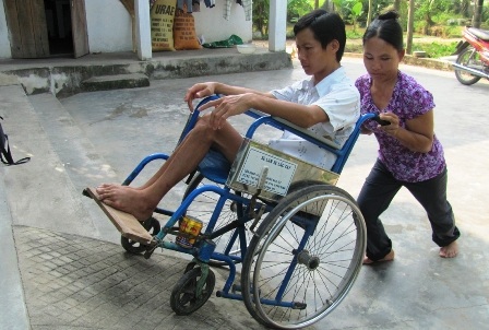 Chị Đông một tay lo việc gia đình, một tay chăm sóc nhà.