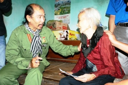 Nghễ sĩ Quang Đạt ân cần thăm hỏi sức khỏe của từng mẹ Việt Nam anh hùng.