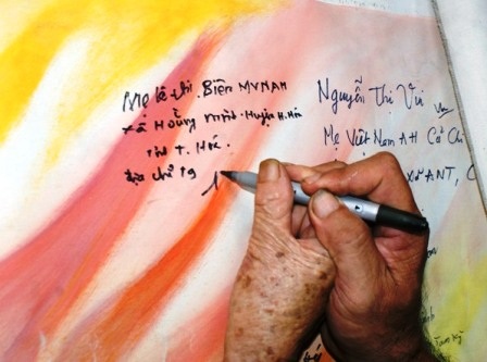 Tuổi các mẹ đã cao, tay run, phải nhờ con cháu đỡ tay từng nét chữ.